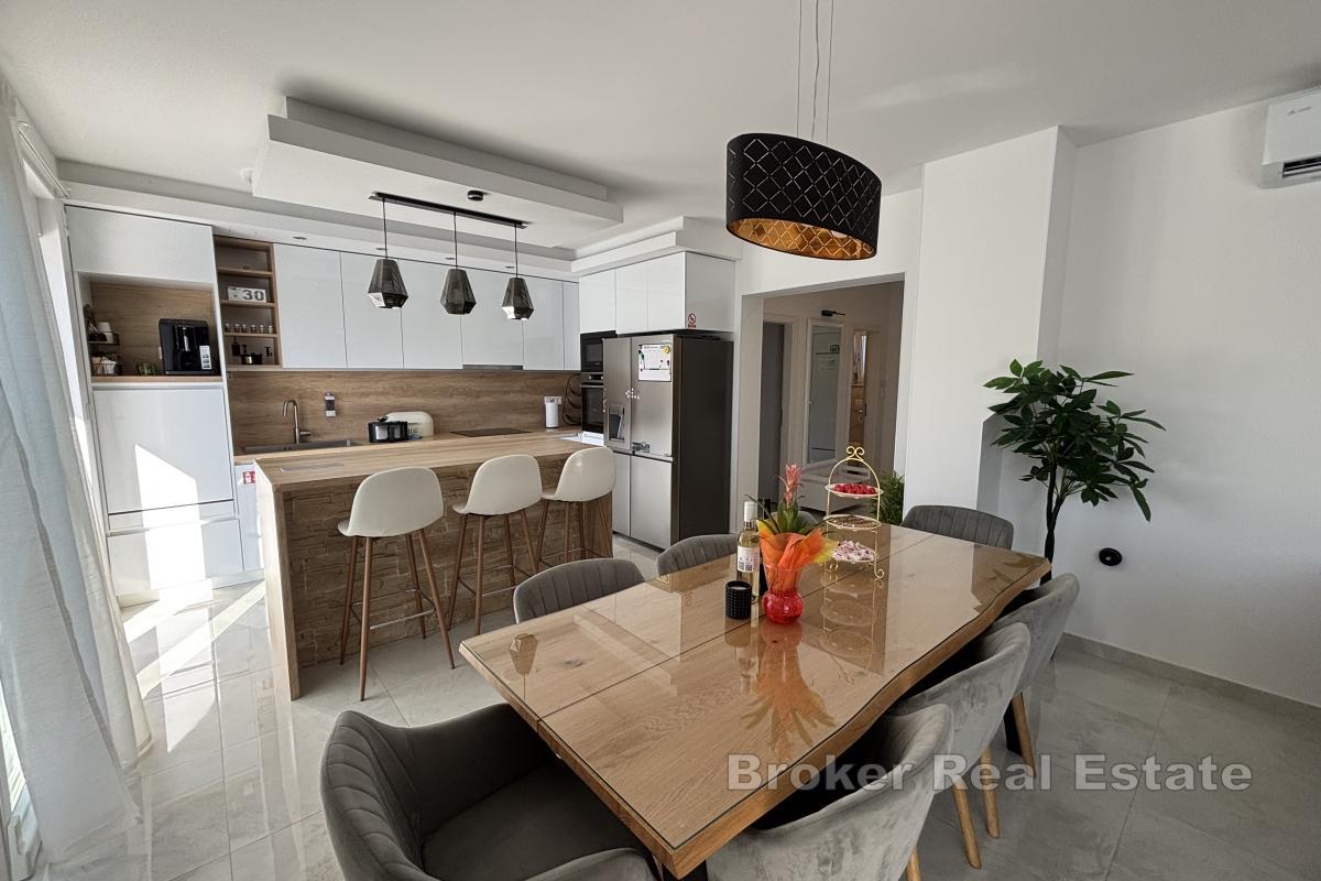 Moderne nybygd villa med basseng