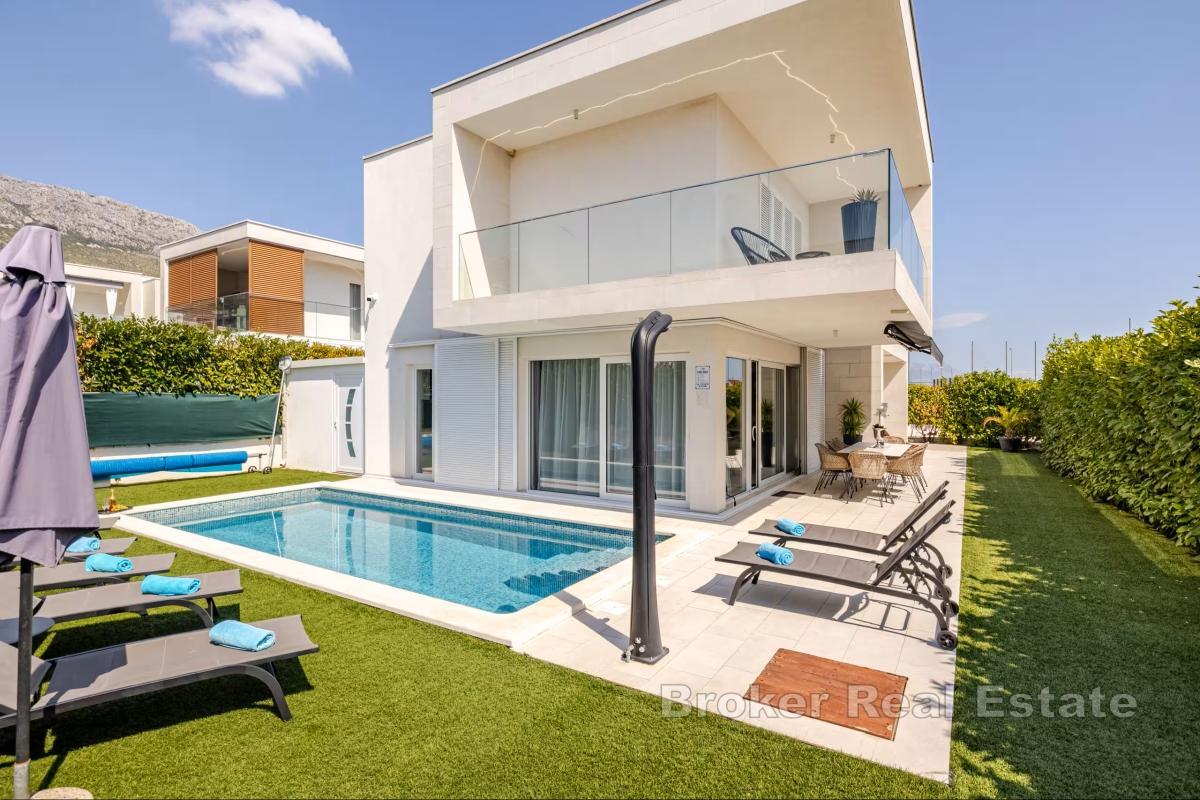 Moderní nově postavená vila s bazénem
