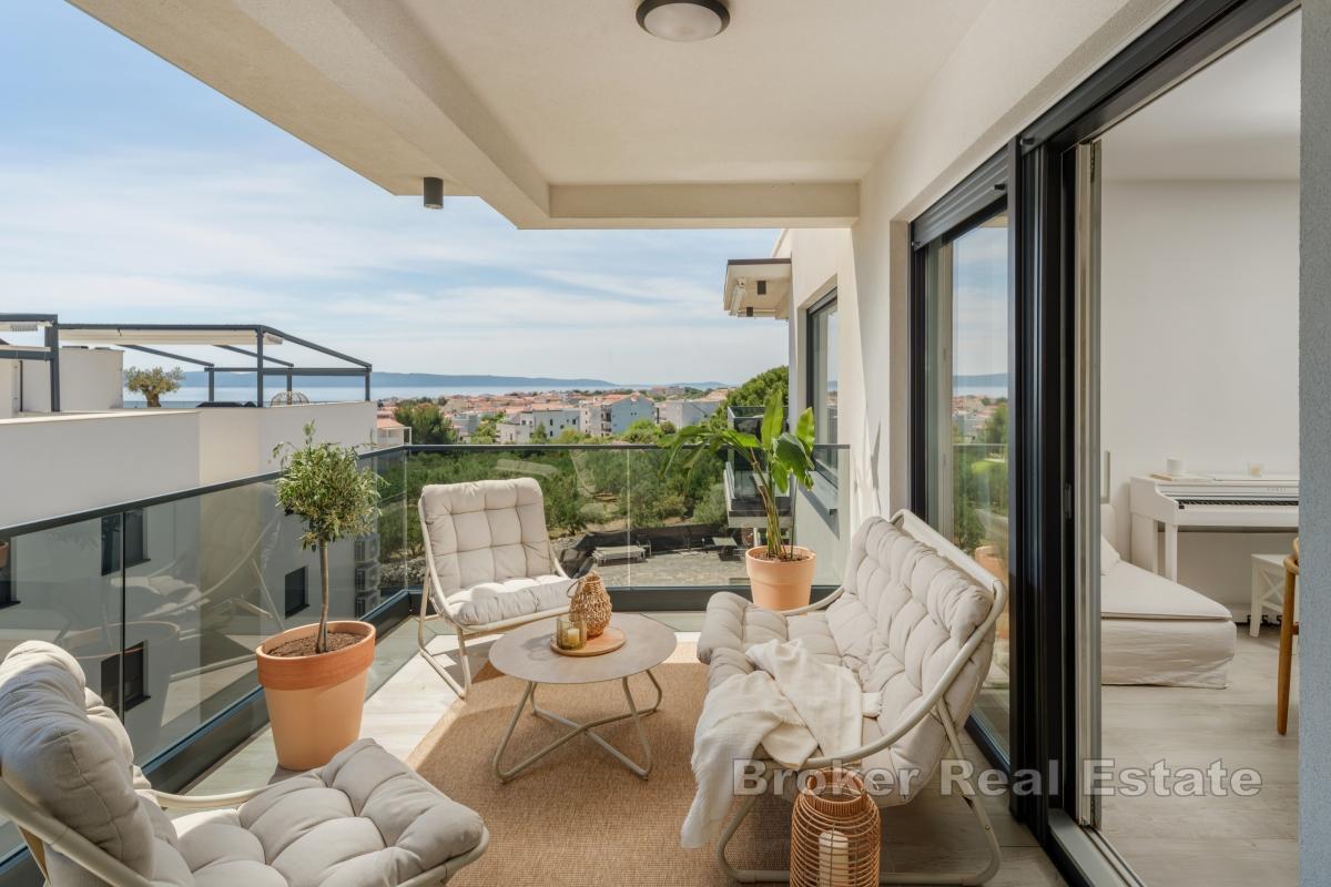 Moderno attico in un nuovo edificio con vista mare