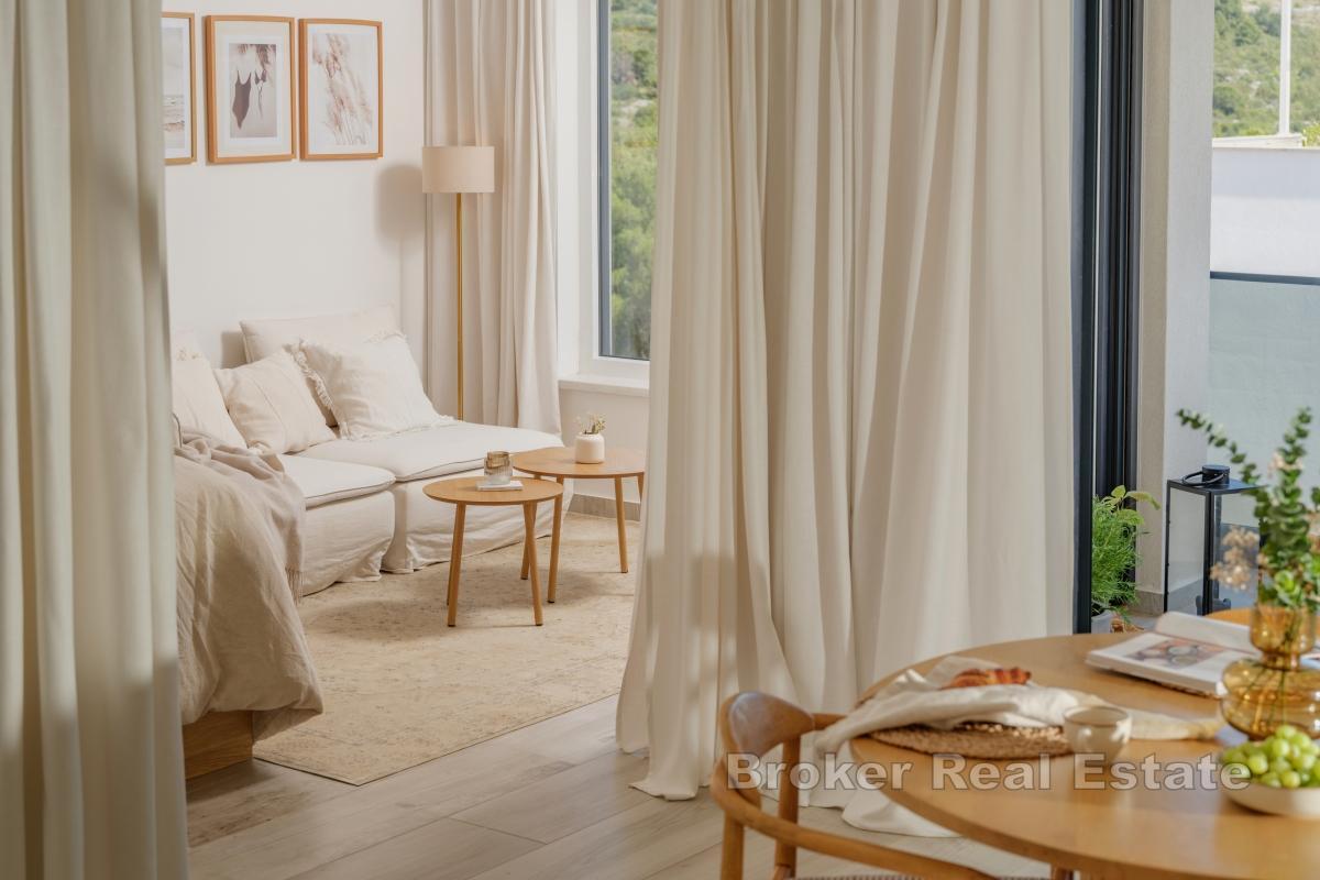Moderno attico in un nuovo edificio con vista mare