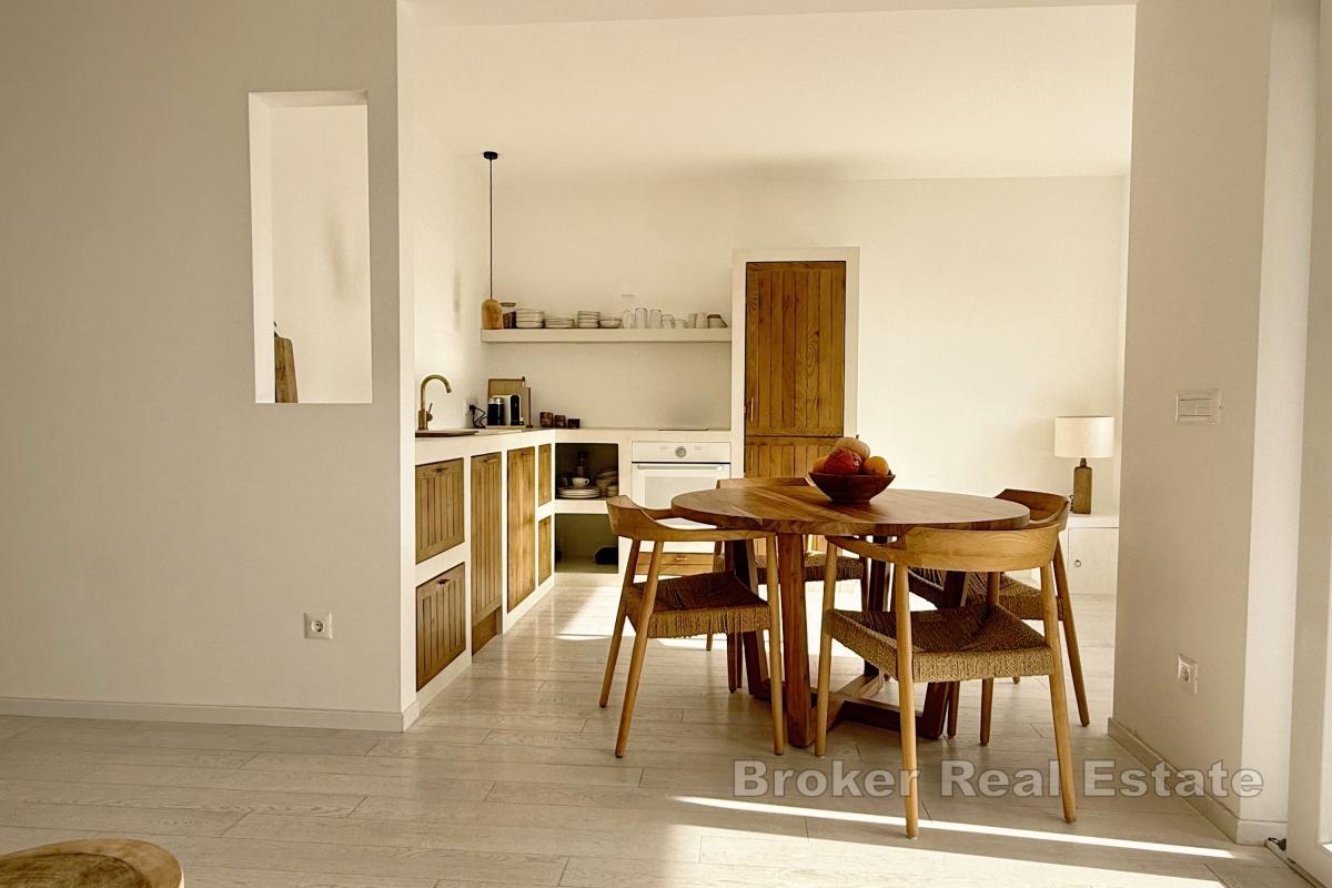 Minimalistický penthouse apartmán se střešní terasou a výhledem na moře