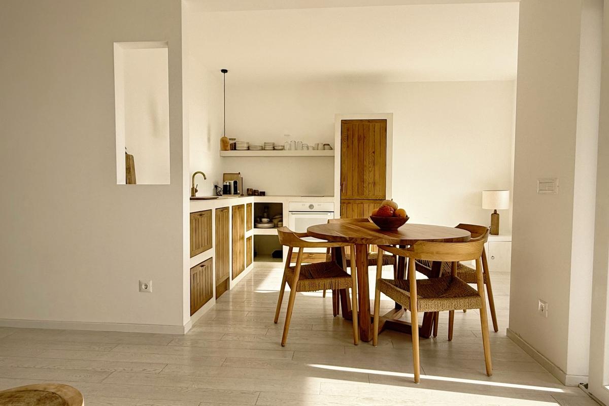 Minimalistický penthouse apartmán se střešní terasou a výhledem na moře