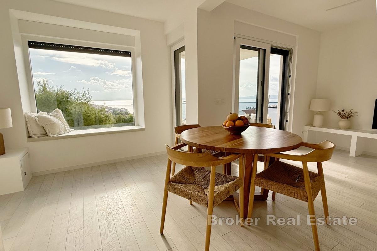 Minimalistický penthouse apartmán se střešní terasou a výhledem na moře