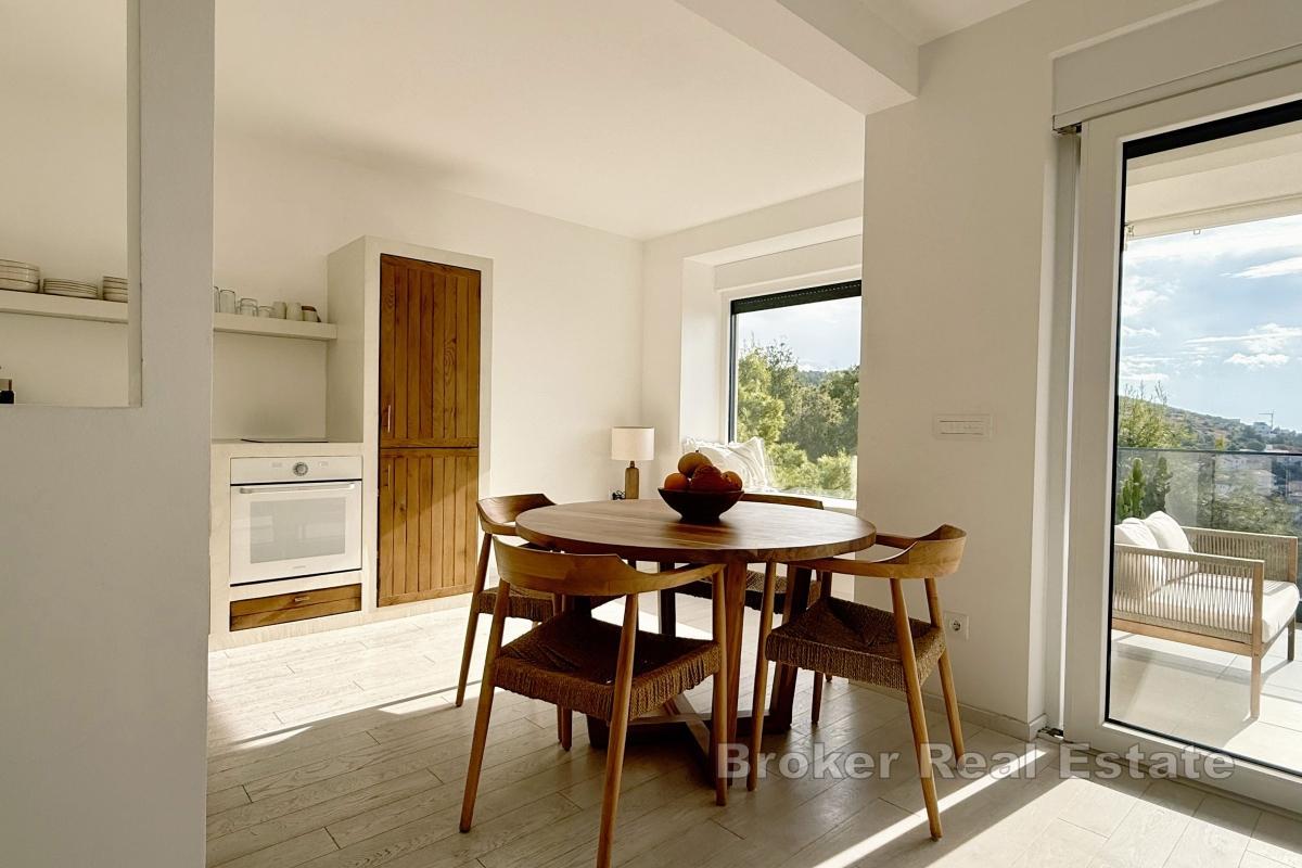 Minimalistický penthouse apartmán se střešní terasou a výhledem na moře