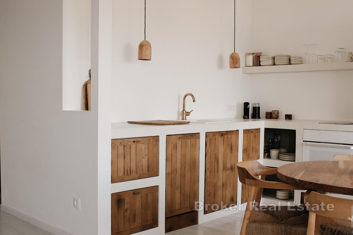 Minimalistický penthouse apartmán se střešní terasou a výhledem na moře