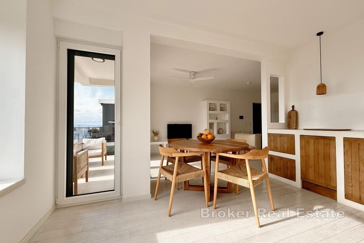 Minimalistický penthouse apartmán se střešní terasou a výhledem na moře