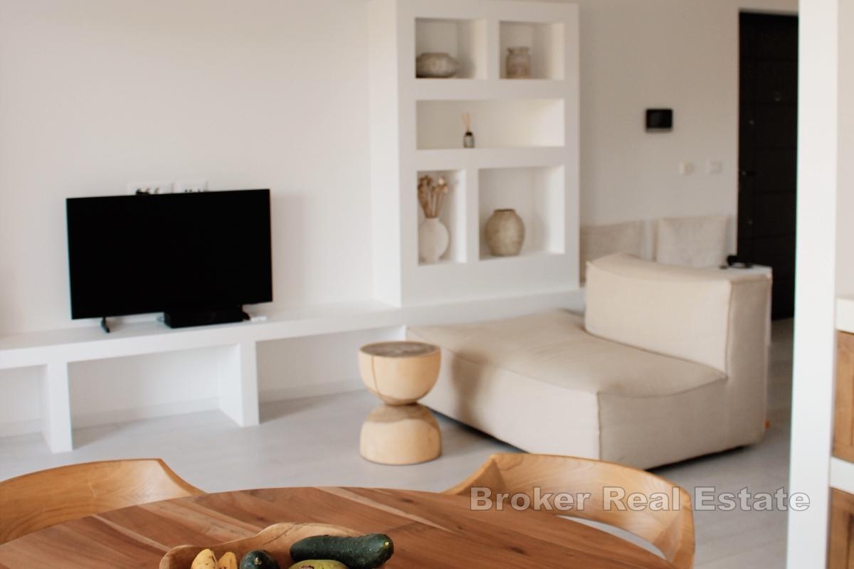 Minimalistický penthouse apartmán se střešní terasou a výhledem na moře