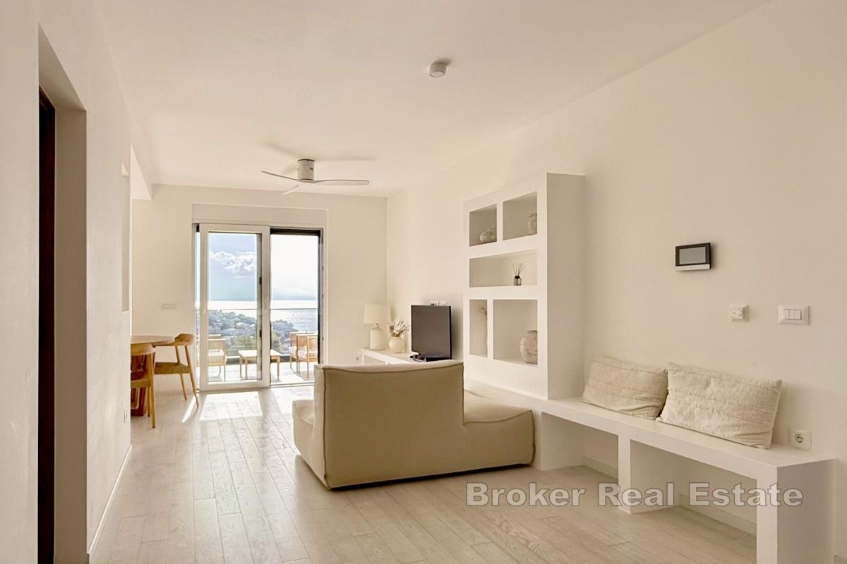 Minimalistický penthouse apartmán se střešní terasou a výhledem na moře