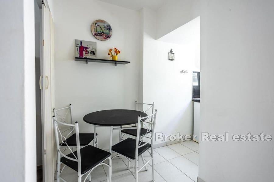 Steinhus i sentrum med gårdsplass