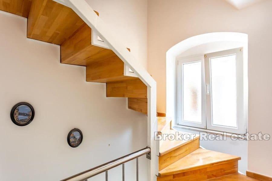 Steinhus i sentrum med gårdsplass