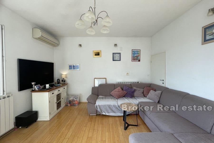 Sućidar, komfortabel fireroms leilighet i huset