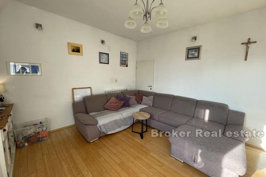 Sućidar, komforan četverosoban stan u kući