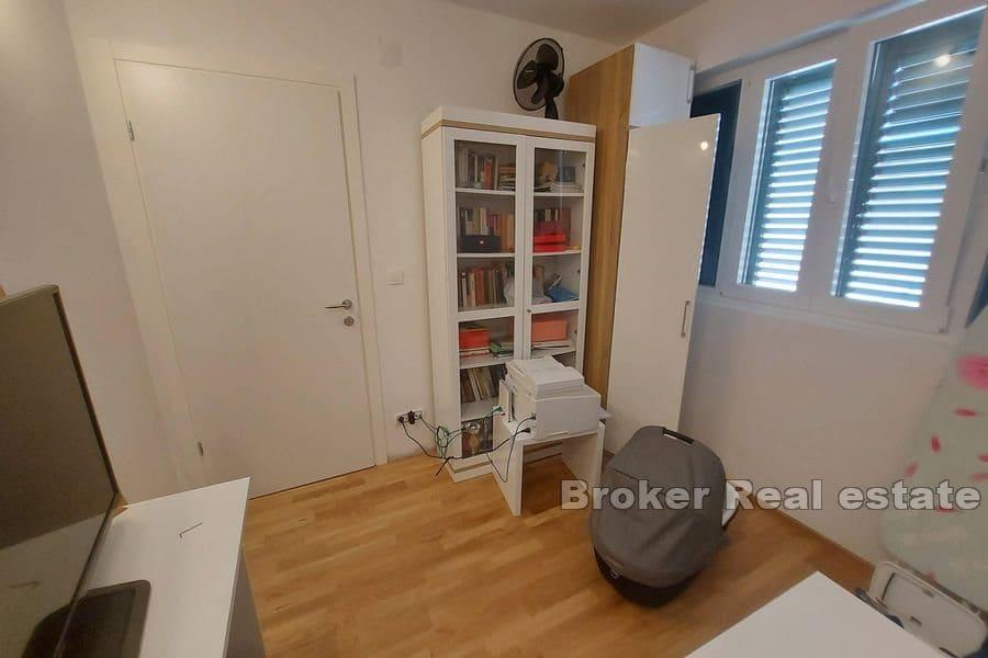 Sućidar, comfortable four bedroom apartment in the house