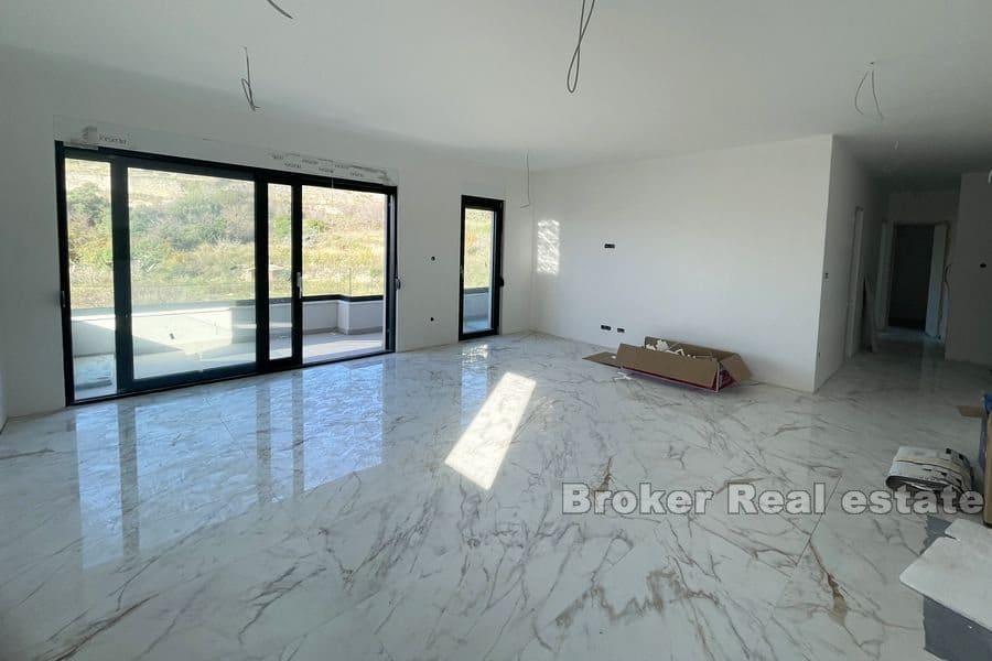 Жнян, Роскошная трехкомнатная квартира в новом доме