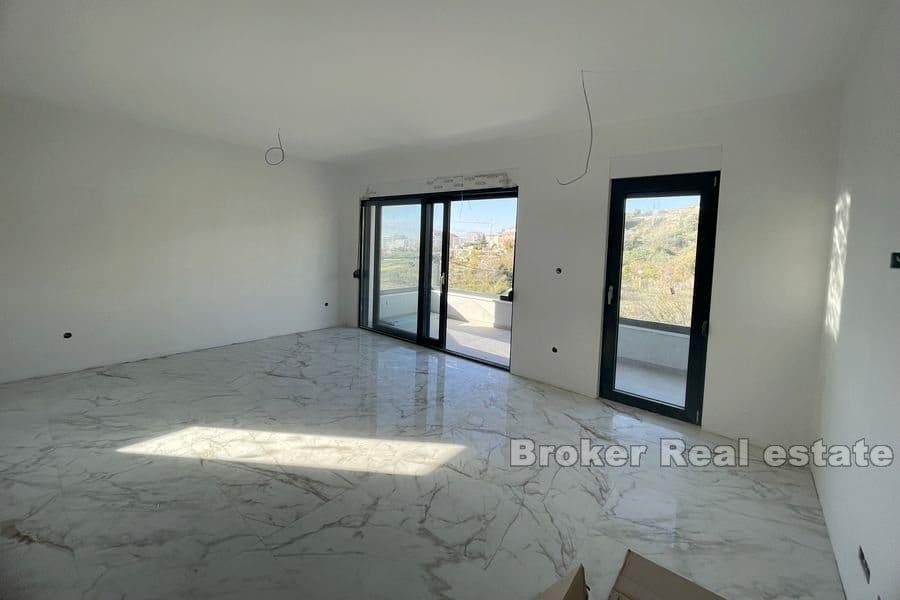 Жнян, Роскошная трехкомнатная квартира в новом доме