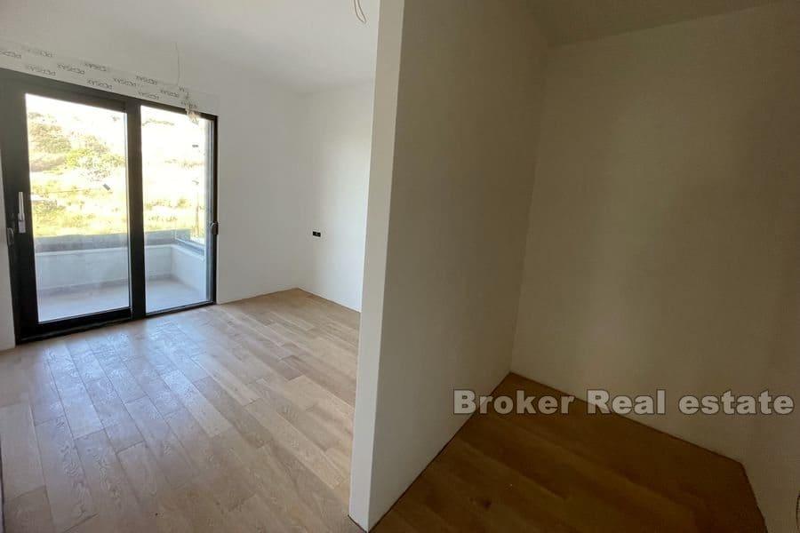 Жнян, Роскошная трехкомнатная квартира в новом доме