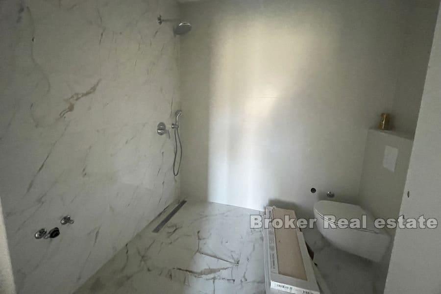 Жнян, Роскошная трехкомнатная квартира в новом доме