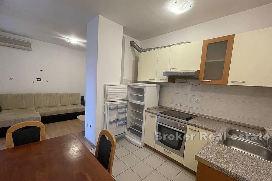 Sućidar, apartament z jedną sypialnią do remontu