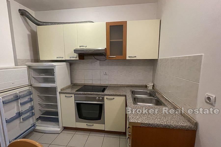 Sućidar, apartament z jedną sypialnią do remontu