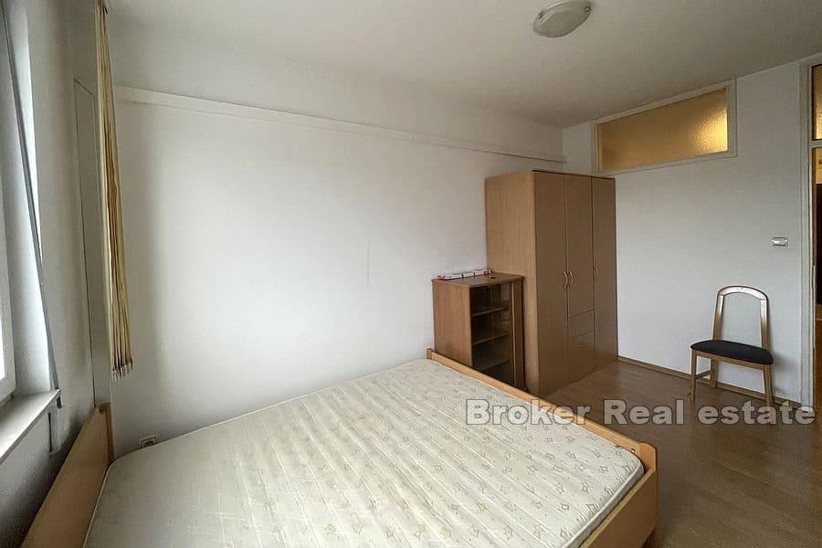 Sućidar, apartament z jedną sypialnią do remontu