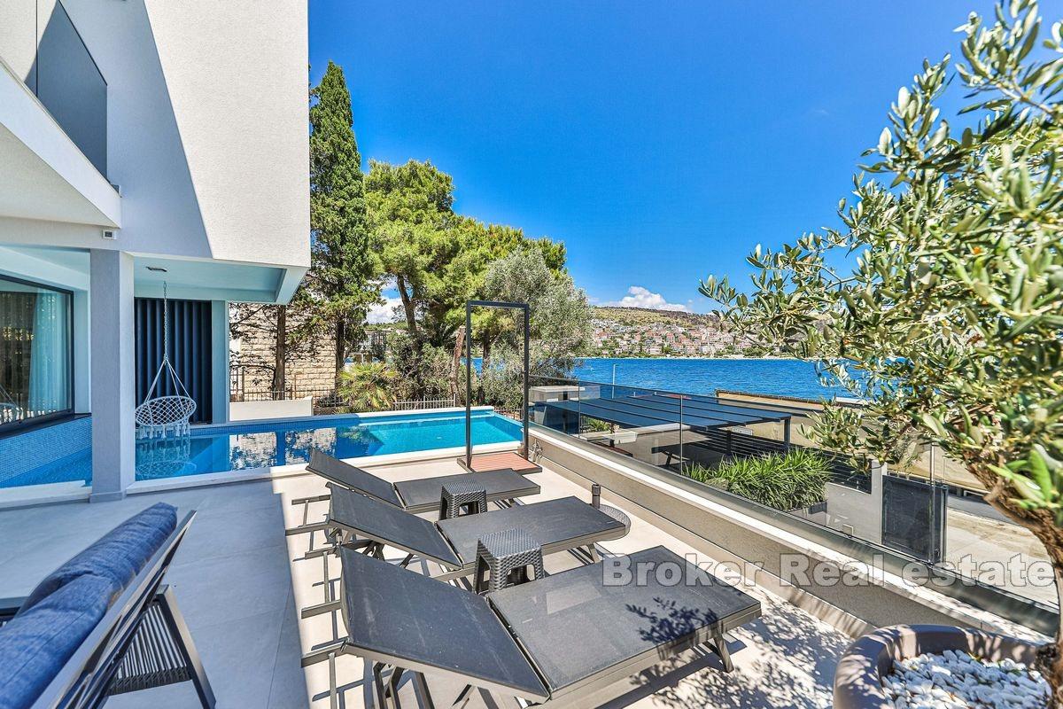 Luxury villa in the first row to the sea
