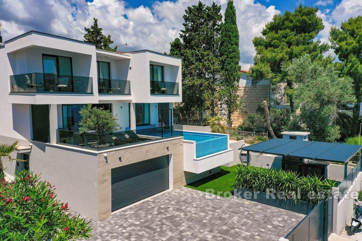 Luxury villa in the first row to the sea