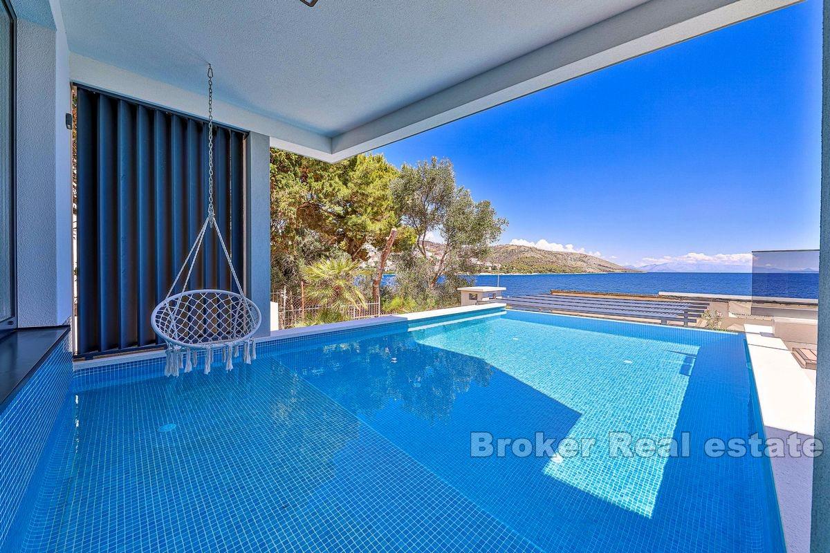Luxury villa in the first row to the sea