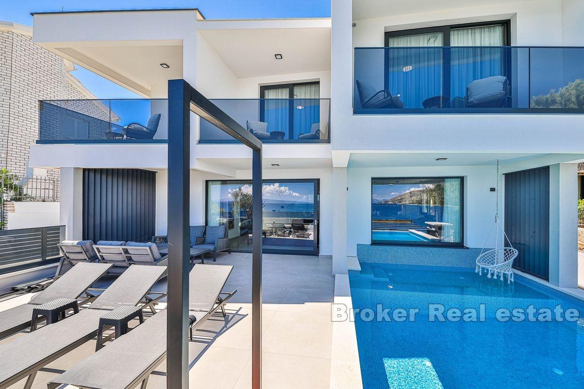 Luxury villa in the first row to the sea