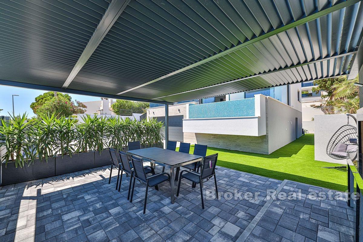 Luxury villa in the first row to the sea