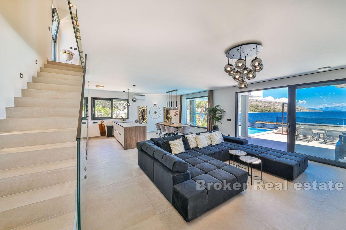 Luxury villa in the first row to the sea