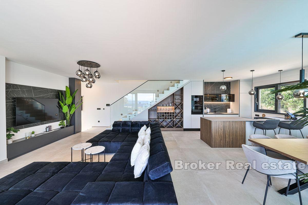 Luxury villa in the first row to the sea