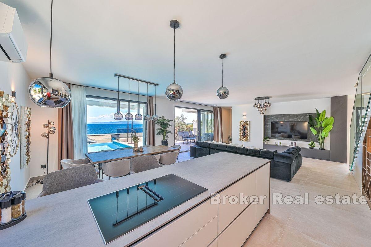 Luxury villa in the first row to the sea