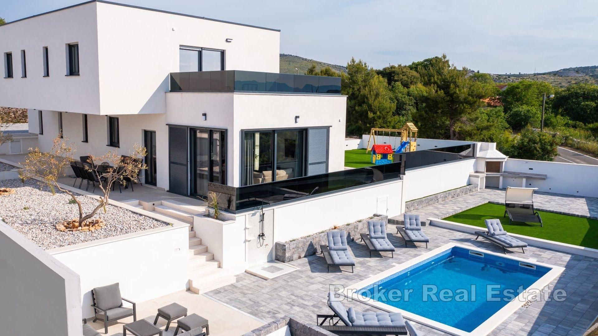 Modern villa med havsutsikt