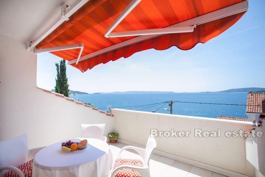 A spacious house in the second row to the sea