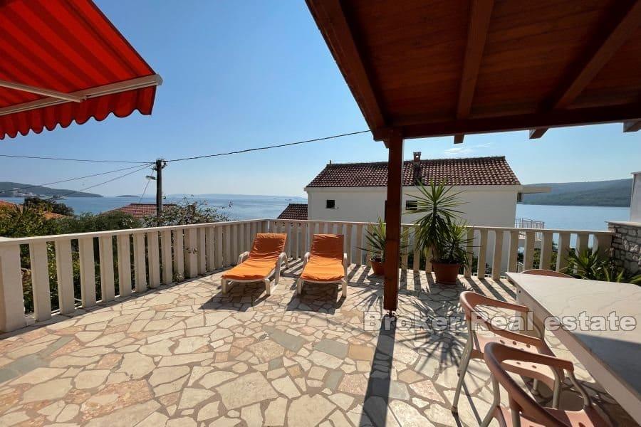 A spacious house in the second row to the sea