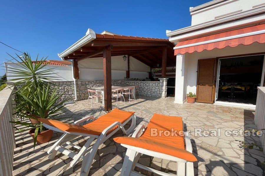 A spacious house in the second row to the sea