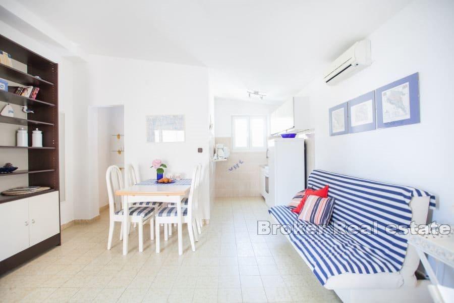 A spacious house in the second row to the sea