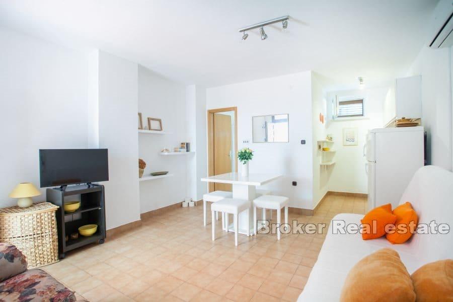 A spacious house in the second row to the sea