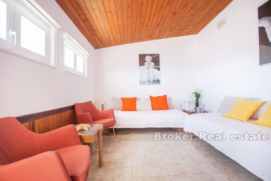 A spacious house in the second row to the sea