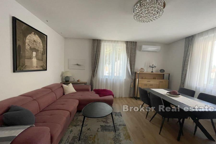Manuš, appartement divisé en deux unités