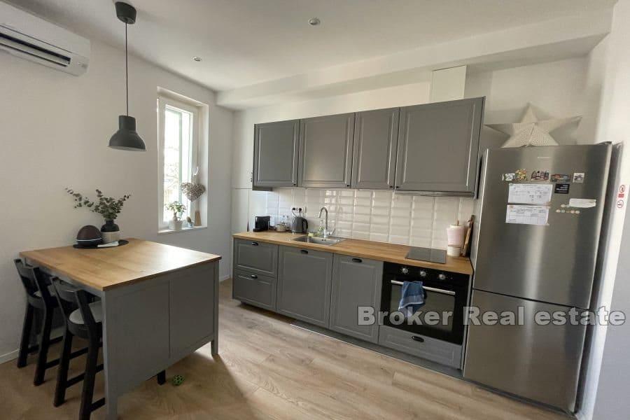 Manuš, appartement divisé en deux unités