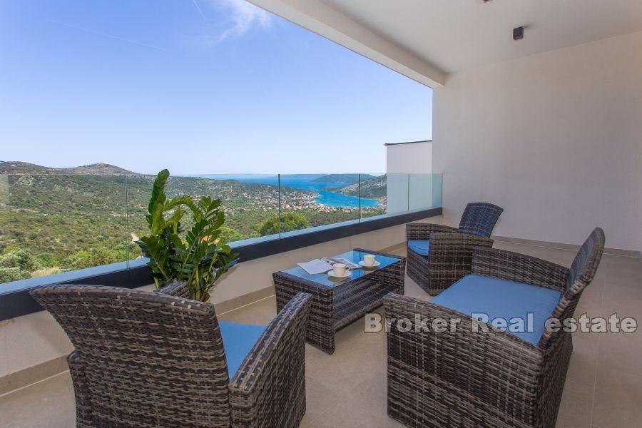 Villa med pool och havsutsikt