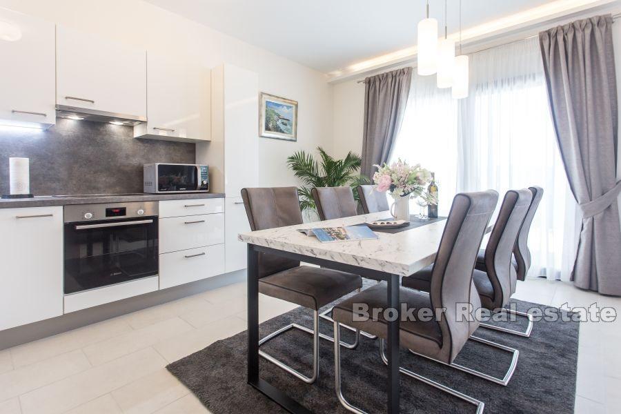 Villa med pool och havsutsikt