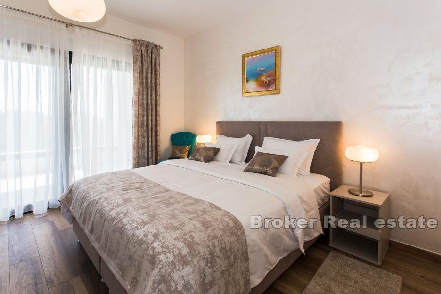 Willa z basenem i widokiem na morze