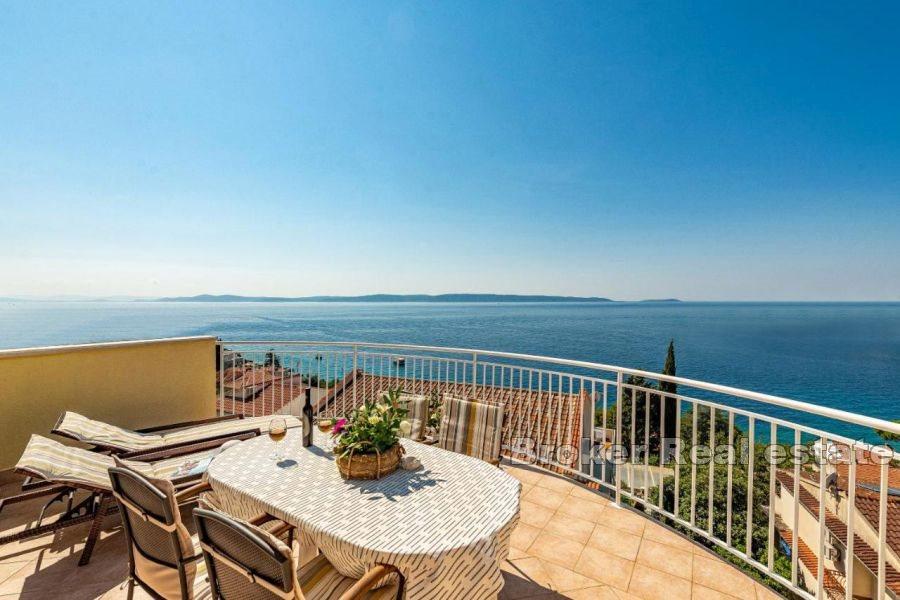 Apartmenthaus mit Blick auf das Meer und die Inseln