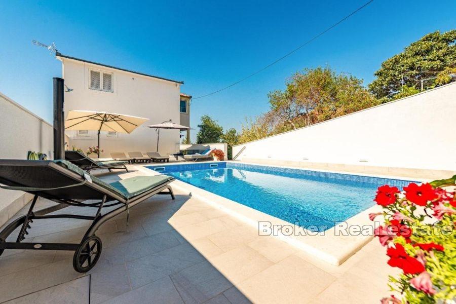 Dom z apartamentami z widokiem na morze i wyspy