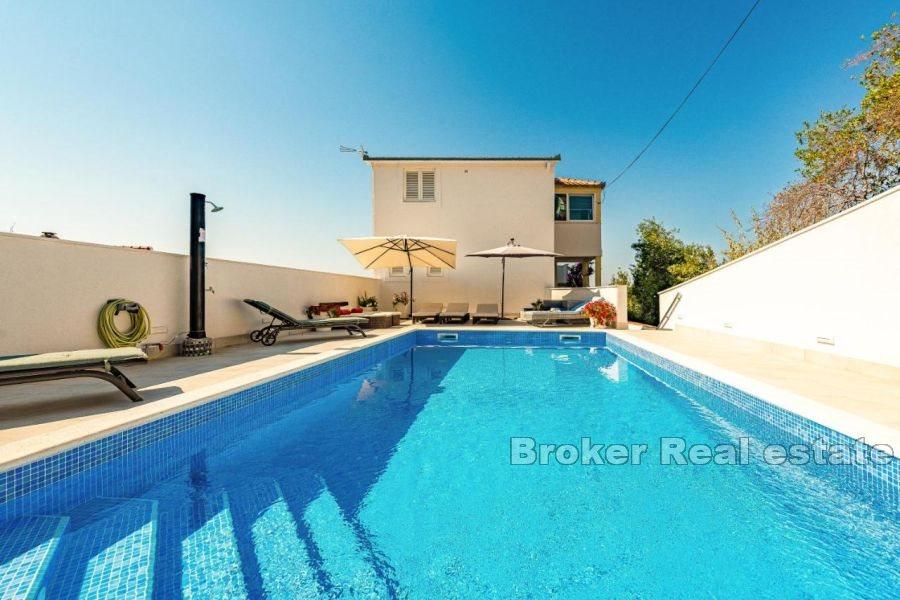 Apartmenthaus mit Blick auf das Meer und die Inseln