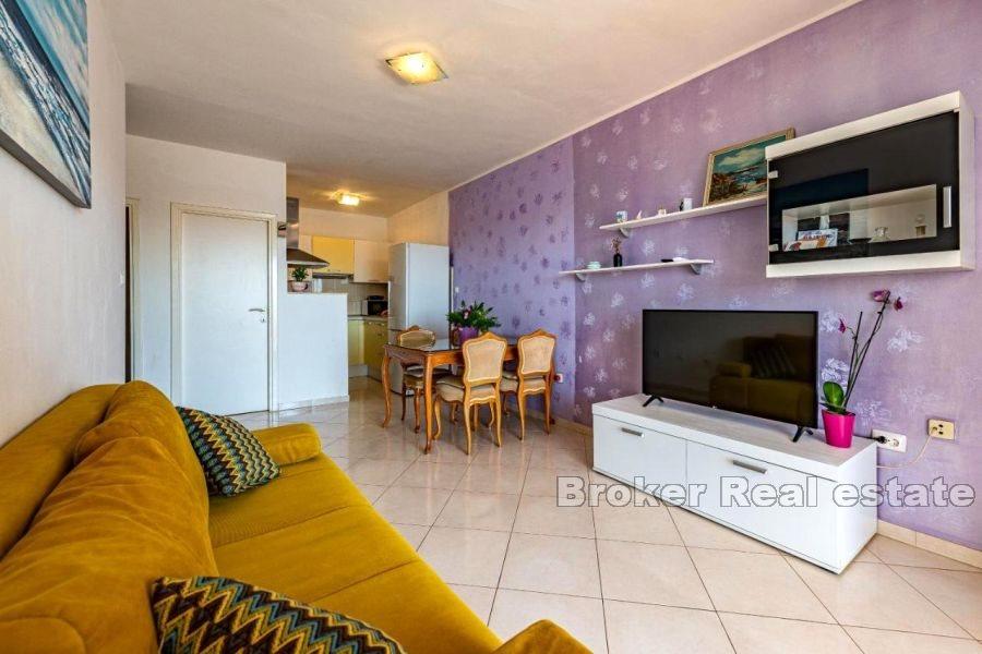 Apartmenthaus mit Blick auf das Meer und die Inseln