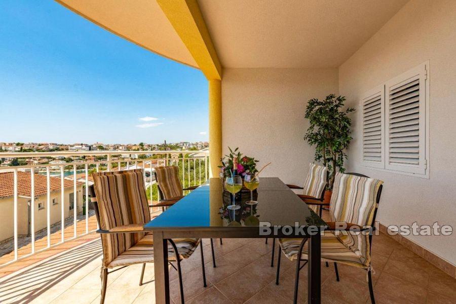 Apartmenthaus mit Blick auf das Meer und die Inseln