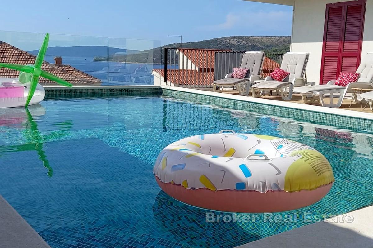 Отдельный и двухквартирный дом с видом на море